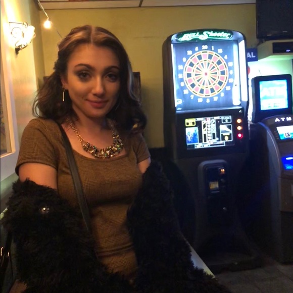 Meet your Posher, Liz - Picture 2 of 2